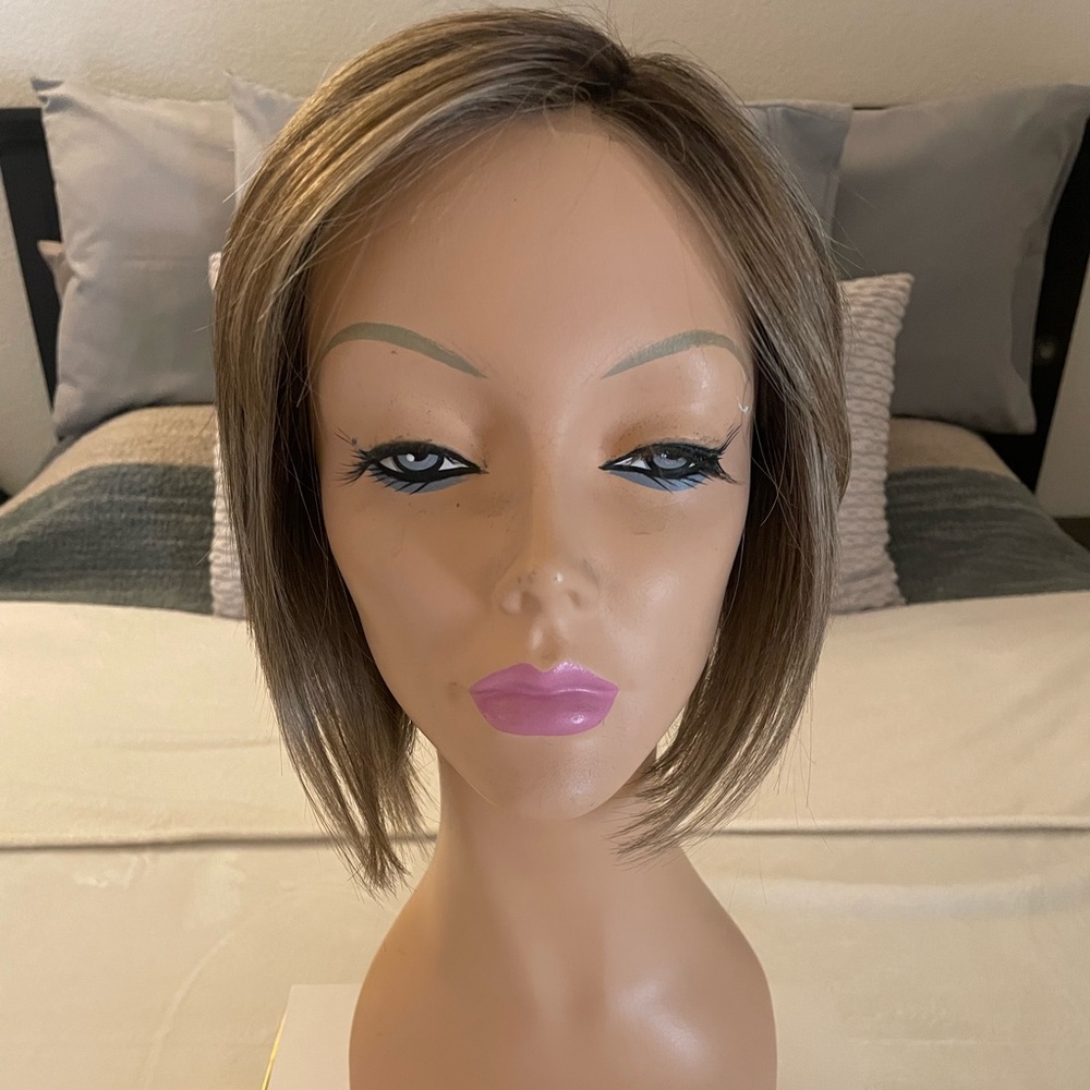 Raquel Welch “Made You Look” beautiful angled bob wig